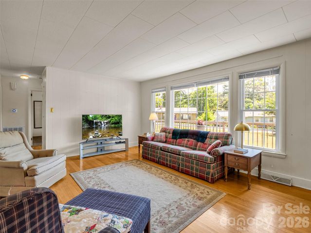 215 Varden Place, Swannanoa, NC 28778