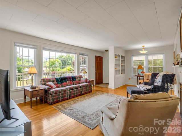 215 Varden Place, Swannanoa, NC 28778