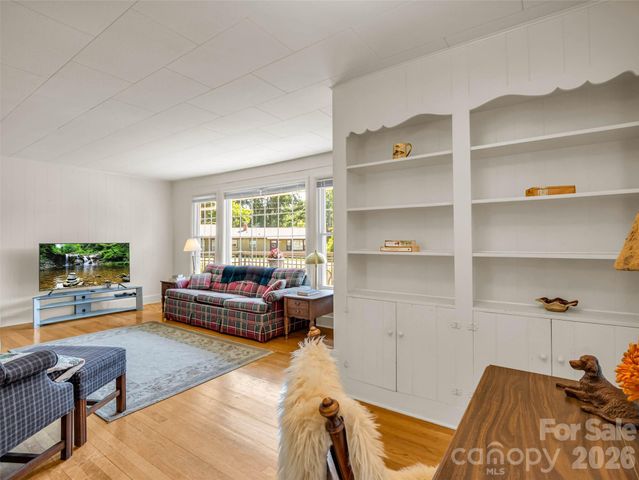 215 Varden Place, Swannanoa, NC 28778