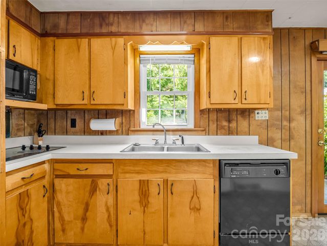 215 Varden Place, Swannanoa, NC 28778