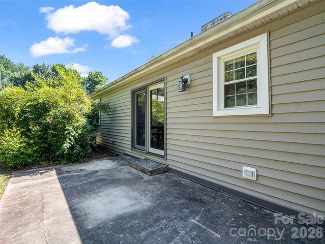 215 Varden Place, Swannanoa, NC 28778