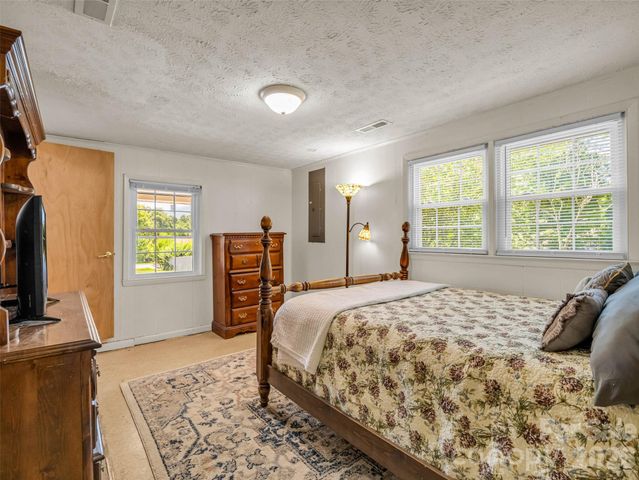 215 Varden Place, Swannanoa, NC 28778