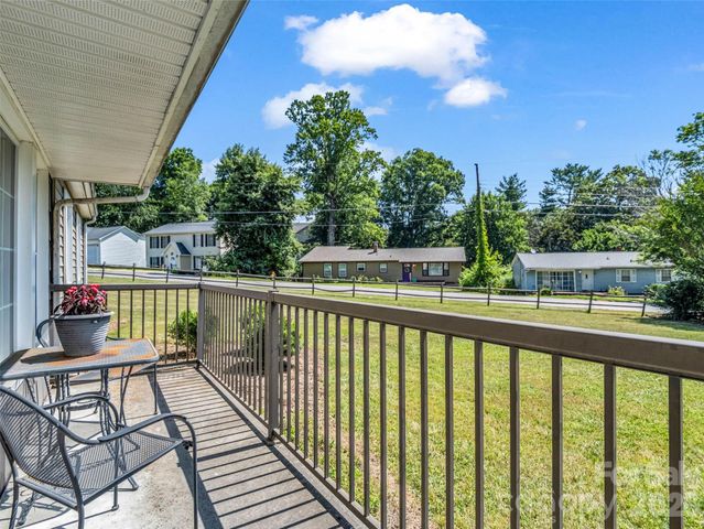 215 Varden Place, Swannanoa, NC 28778