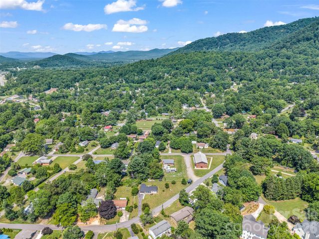 215 Varden Place, Swannanoa, NC 28778