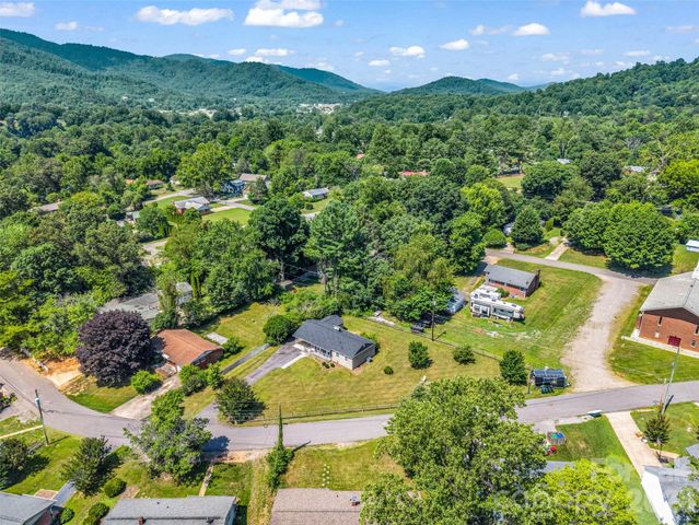 215 Varden Place, Swannanoa, NC 28778