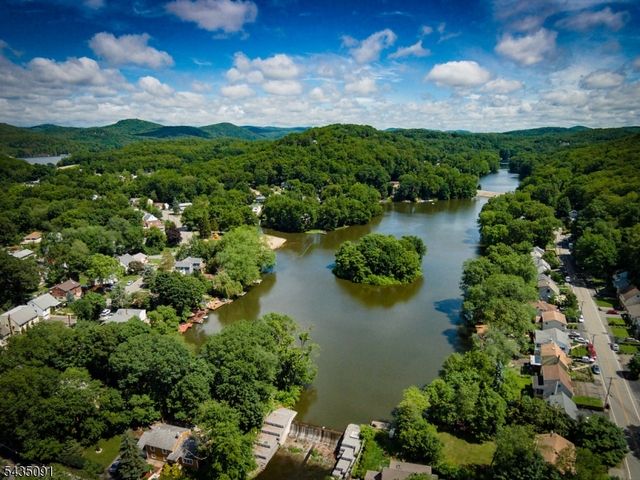 1 Aspen Rd, Ringwood Boro, NJ 07456