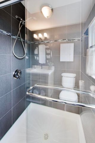5005 N Rutherford Avenue, Chicago, IL 60656