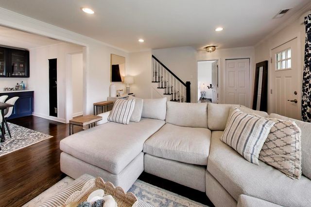 5005 N Rutherford Avenue, Chicago, IL 60656