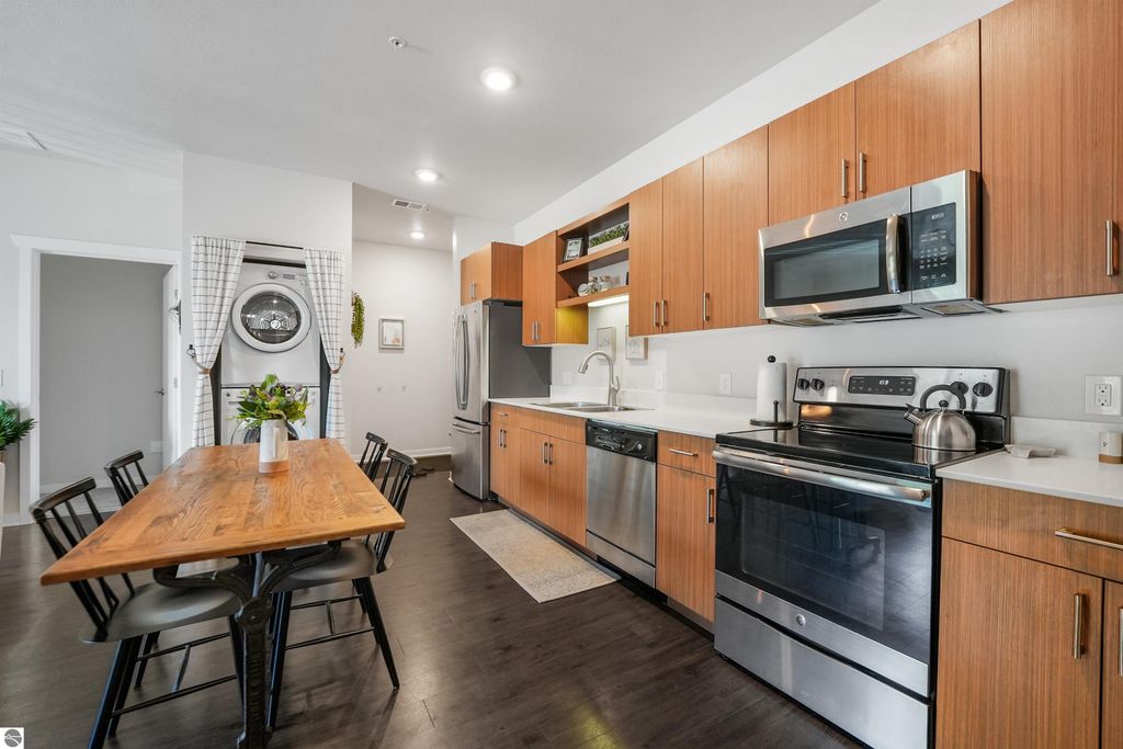 Image 2 of property listing at 630-203 Garfield Avenue, S # 203, Traverse City, MI 49686