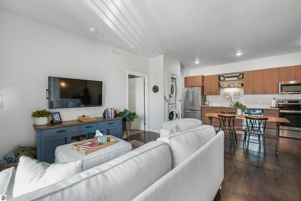 Image 5 of property listing at 630-203 Garfield Avenue, S # 203, Traverse City, MI 49686