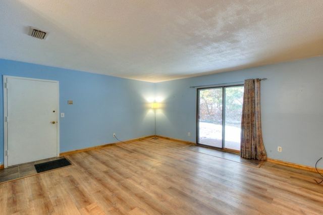 28 Thayer Pond Dr 12, Oxford, MA 01537