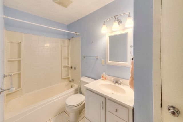 28 Thayer Pond Dr 12, Oxford, MA 01537