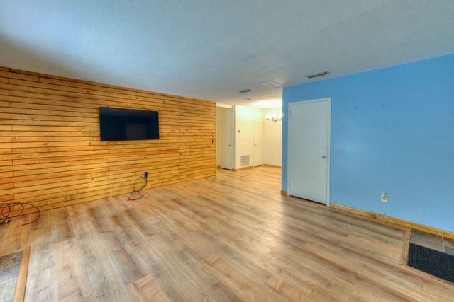 28 Thayer Pond Dr 12, Oxford, MA 01537