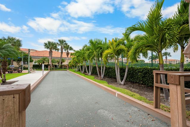 8 Harbour Isle Drive E 5, Fort Pierce, FL 34949