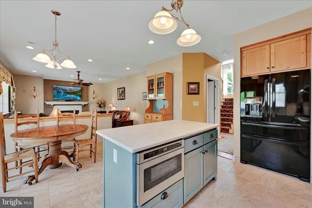 106 WOODBRIDGE CT, Sellersville, PA 18960