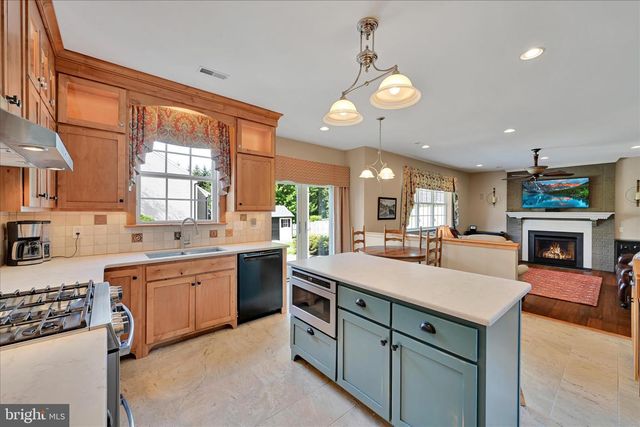 106 WOODBRIDGE CT, Sellersville, PA 18960