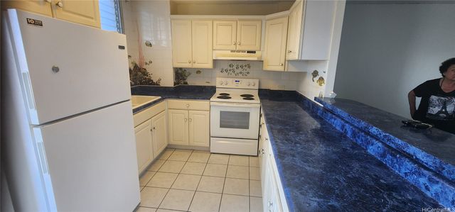 2001 Aupuni Street 804, Honolulu, HI 96817