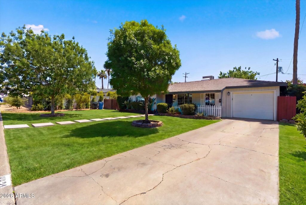 Image 3 of property listing at 4421 E MONTEROSA Street, Phoenix, AZ 85018