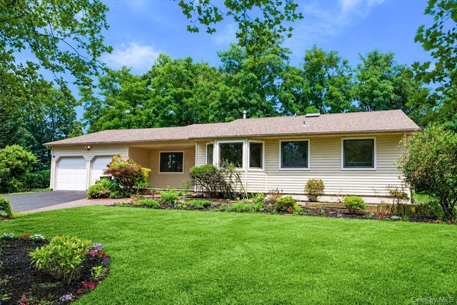 15 Dix Circle, Dix Hills, NY 11746
