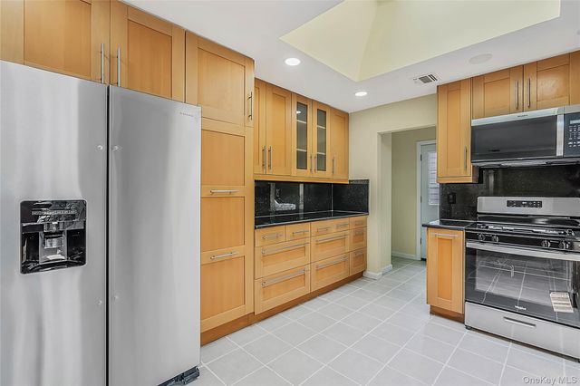 15 Dix Circle, Dix Hills, NY 11746