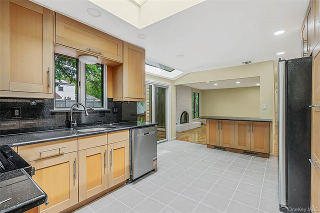 15 Dix Circle, Dix Hills, NY 11746