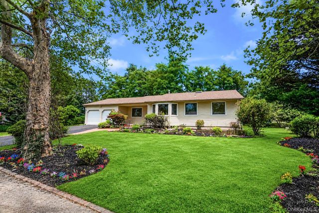 15 Dix Circle, Dix Hills, NY 11746