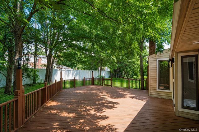 15 Dix Circle, Dix Hills, NY 11746