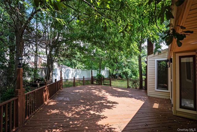 15 Dix Circle, Dix Hills, NY 11746