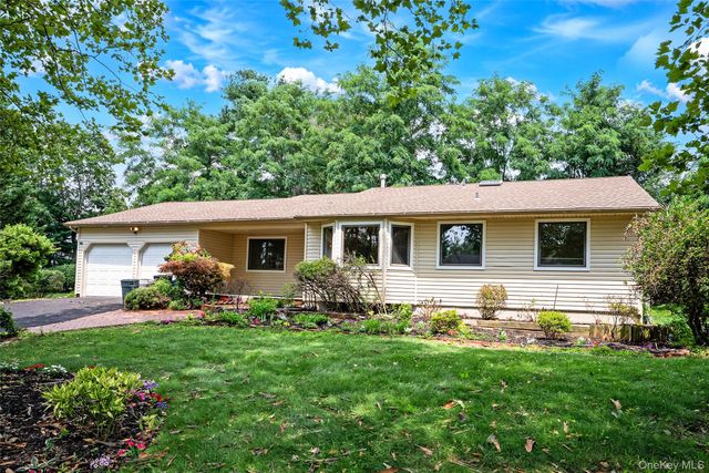 15 Dix Circle, Dix Hills, NY 11746