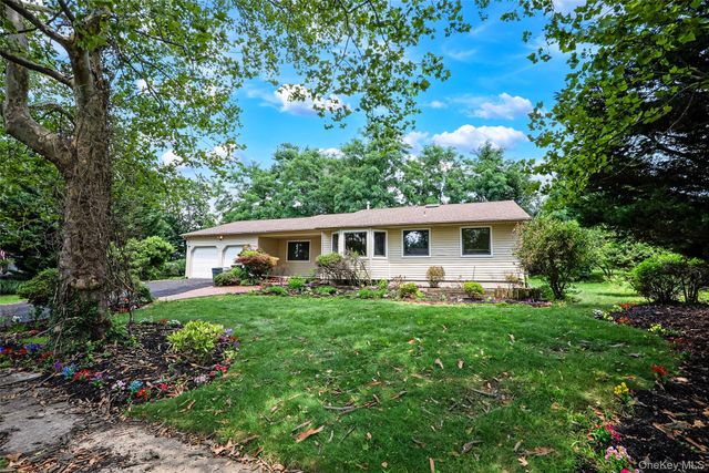 15 Dix Circle, Dix Hills, NY 11746