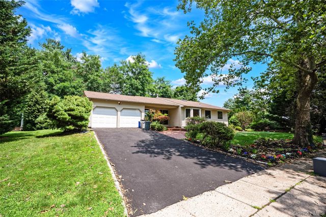 15 Dix Circle, Dix Hills, NY 11746