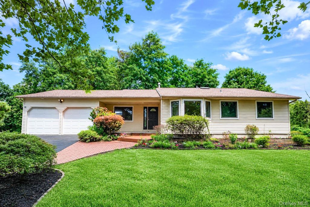 15 Dix Circle, Dix Hills, NY 11746