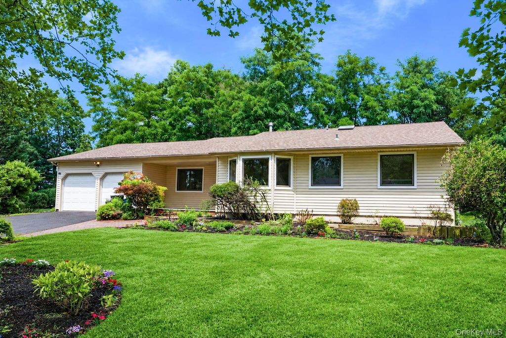 15 Dix Circle, Dix Hills, NY 11746 — photo 2