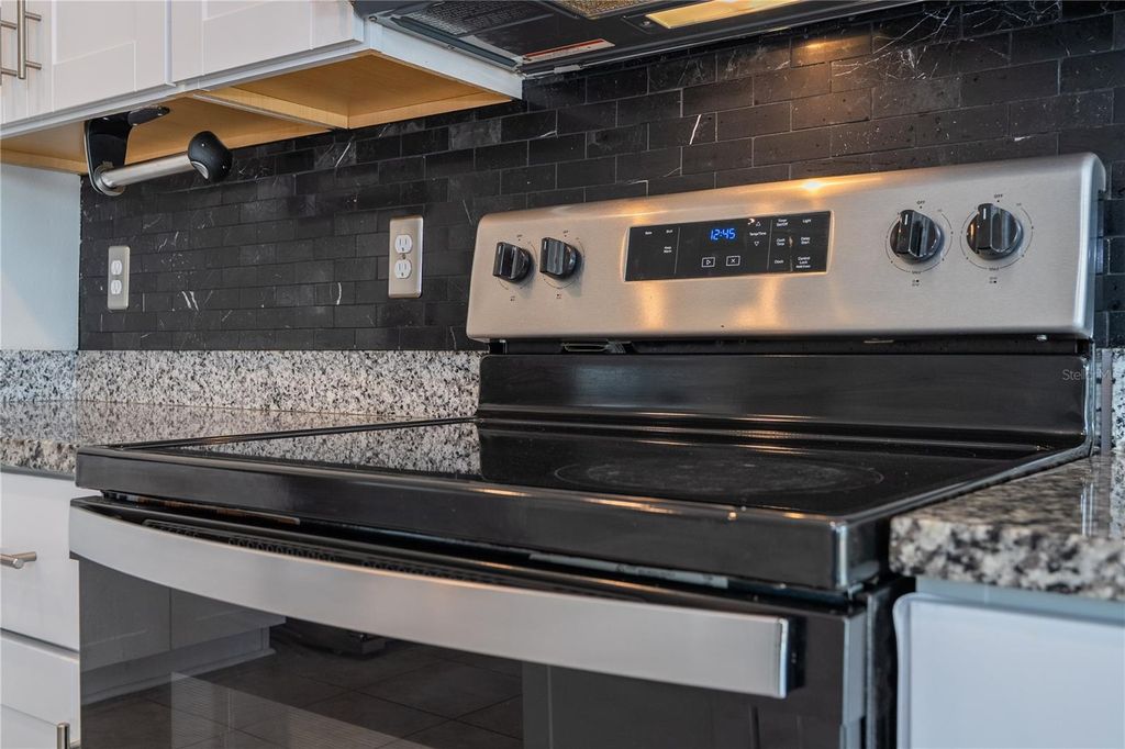 Image 27 of property listing at 632 VISTA VILLAGES BOULEVARD, Davenport, FL 33896