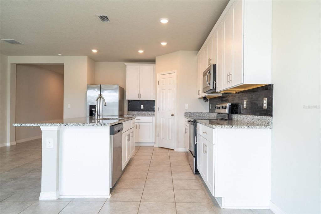 Image 31 of property listing at 632 VISTA VILLAGES BOULEVARD, Davenport, FL 33896