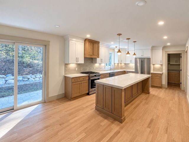 59 Burlington Road, Bedford, MA 01730