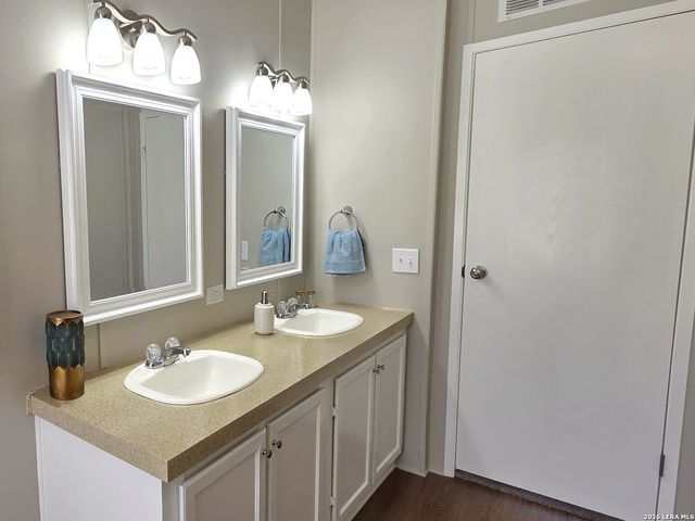 129 Spring Valley, Adkins, TX 78101