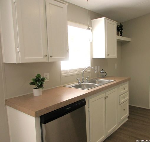 129 Spring Valley, Adkins, TX 78101