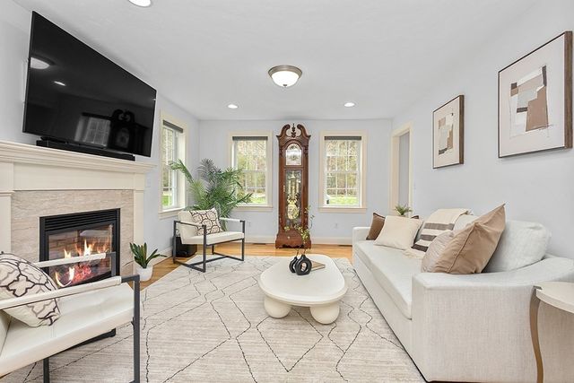 9 Willow Pl, Norfolk, MA 02056