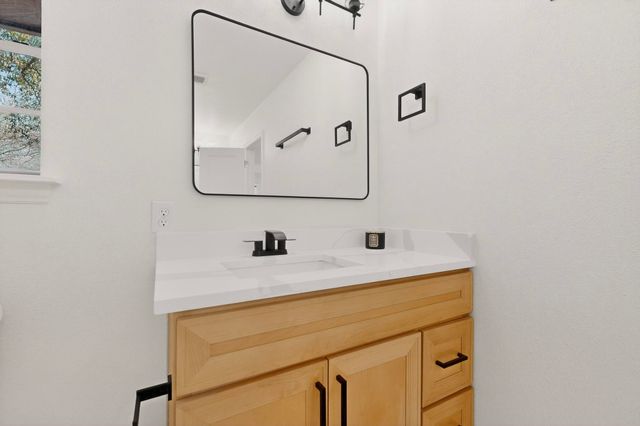 1100 Mount Vernon Street, Ennis, TX 75119