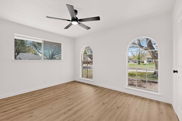 1100 Mount Vernon Street, Ennis, TX 75119