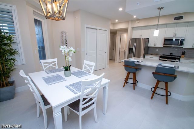262 Indies Dr 101, Naples, FL 34114