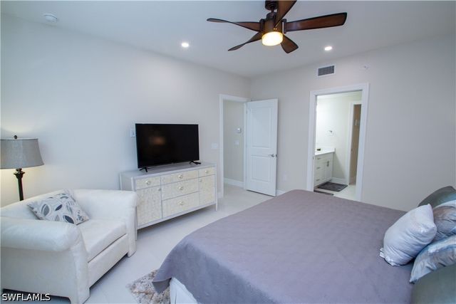 262 Indies Dr 101, Naples, FL 34114