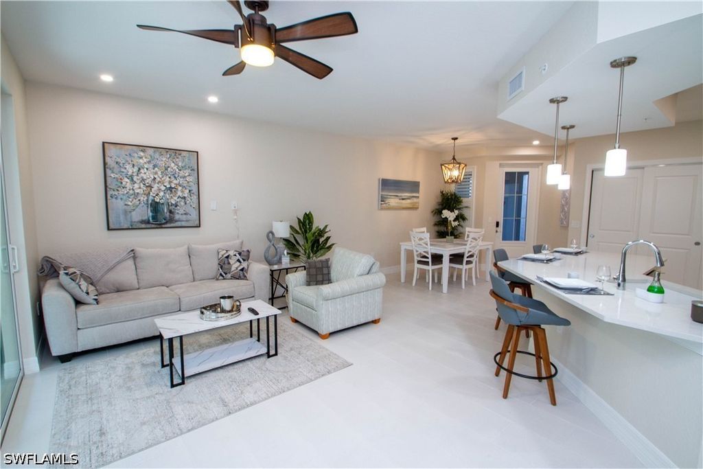 262 Indies Dr 101, Naples, FL 34114