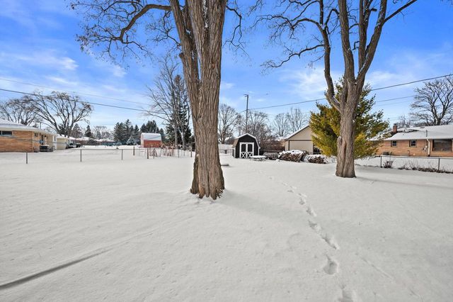 W152N5519 Beaver DRIVE, Menomonee Falls, WI 53051