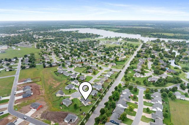 912 Sandalwood Cir, Augusta, KS 67010