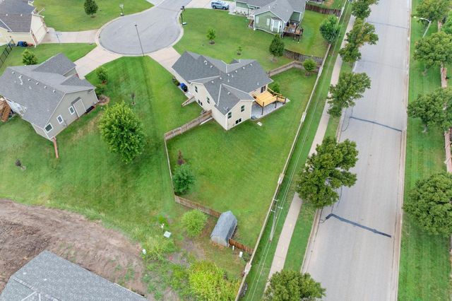 912 Sandalwood Cir, Augusta, KS 67010