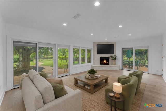 406 Ancient Oaks Drive, Marble Falls, TX 78654