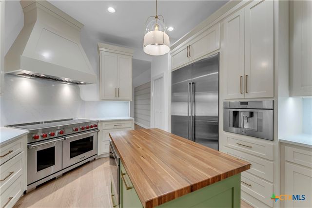 406 Ancient Oaks Drive, Marble Falls, TX 78654