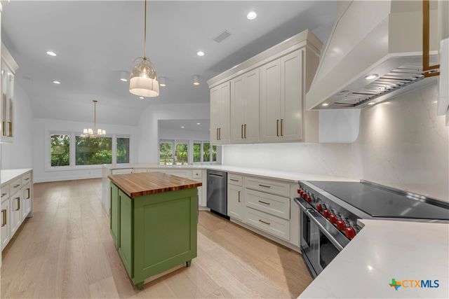 406 Ancient Oaks Drive, Marble Falls, TX 78654